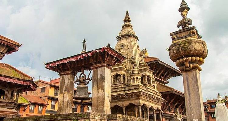 Historische tempelstructuren in Bhaktapur met bewolkte lucht.