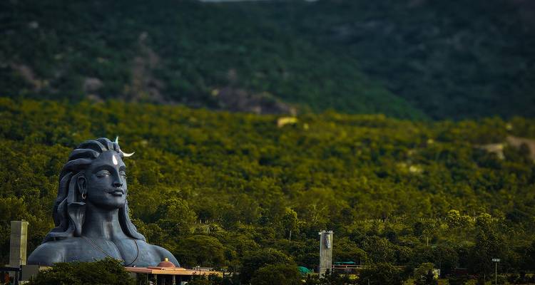 Gran estatua con un telón de fondo montañoso.