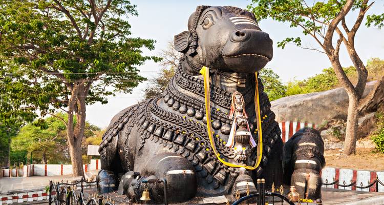 Gran estatua de Nandi con elementos decorativos.