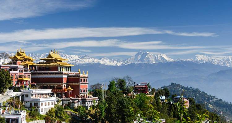 Kloster mit Himalaya-Bergen im Hintergrund.