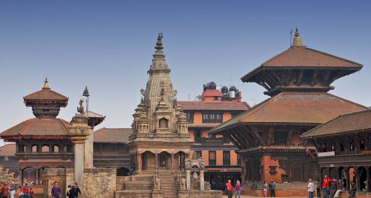 Kulturplatz mit traditioneller Architektur und Menschen.