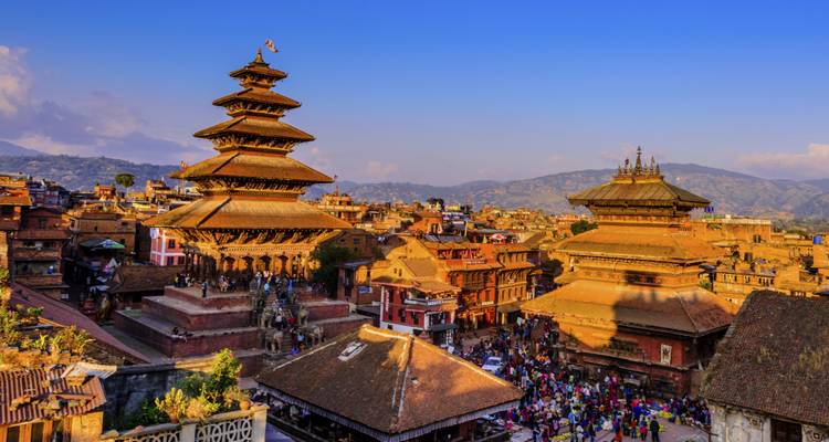 Luftaufnahme eines traditionellen nepalesischen Platzes mit Tempeln.