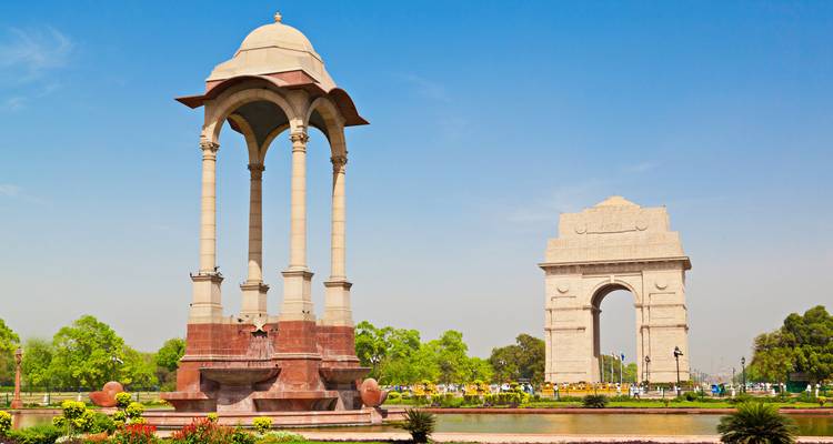 India Gate en luifel omgeven door weelderig groen.