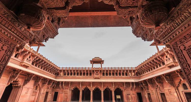 Binnenplaats met ingewikkelde rode zandsteenarchitectuur.
