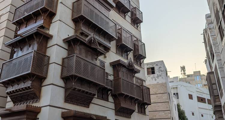 Edificios tradicionales con balcones de madera en una ciudad.