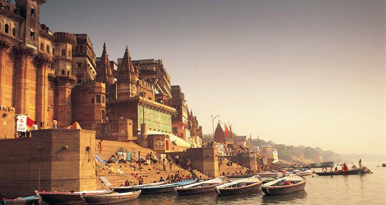 Varanasi's ghats met boten op de Ganges rivier.