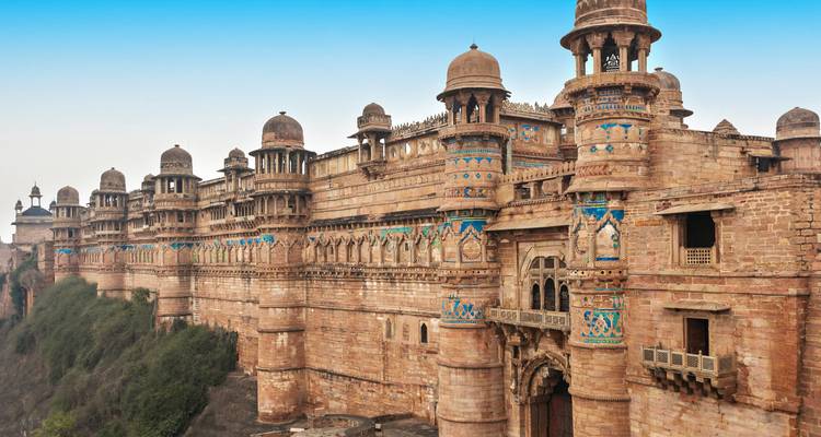 Gwalior Fort met ingewikkelde architectuur en blauwe decoraties.