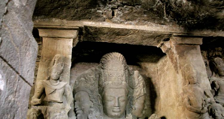 Elephanta-grotten met oude rotstekeningen.