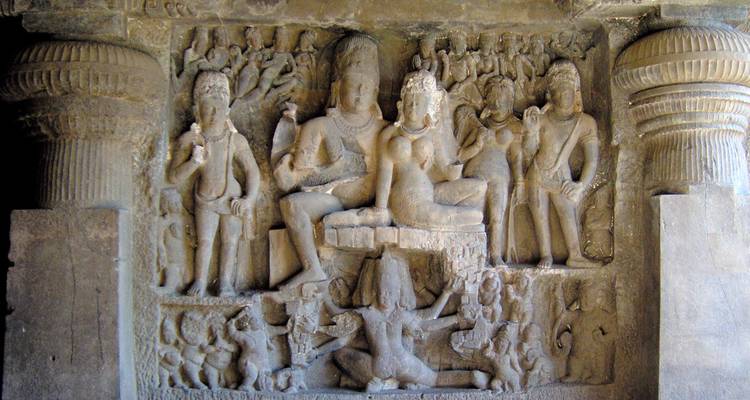 Rotstekeningen die hindoeïstische goden uitbeelden in de Ajanta-grotten.