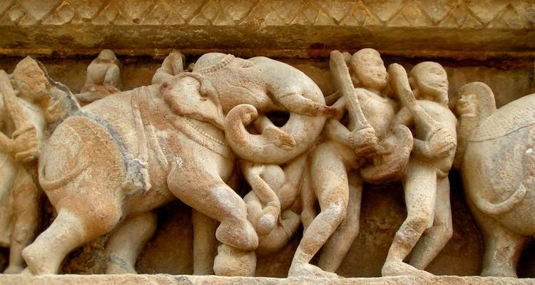 Close-up van steenhouwerijen die olifanten uitbeelden in Khajuraho.