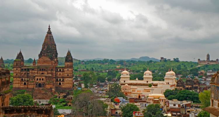 Orchha skyline met tempels en weelderig groen.