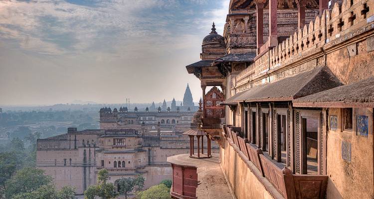 Uitzicht vanaf een historisch fort met uitzicht over een stadsgezicht met tempels.