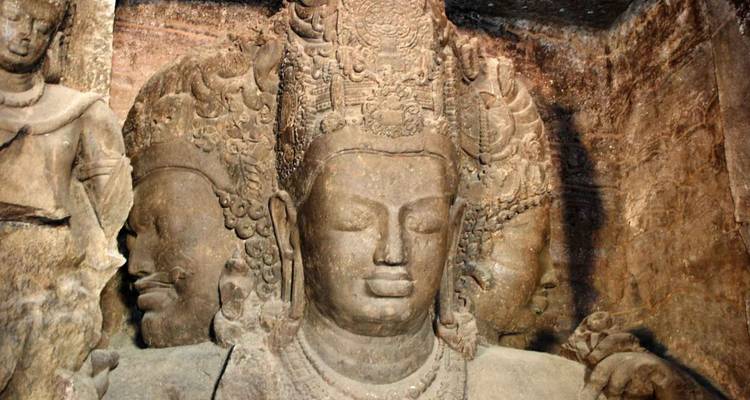 Ingewikkelde steenbeeldhouwwerken die goden uitbeelden in oude grotten.