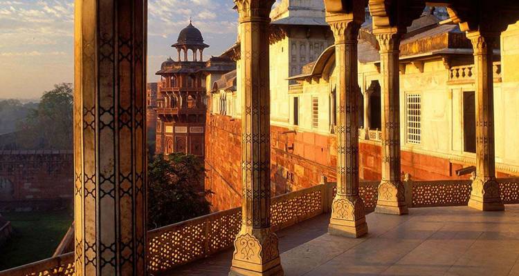 Sierlijke zuilen in een paleis met ingewikkelde houtsnijwerk.