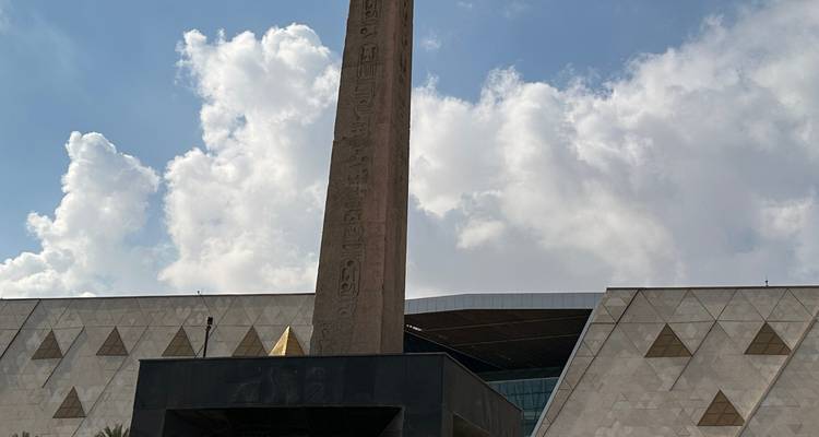 Obelisco contra un cielo parcialmente nublado.