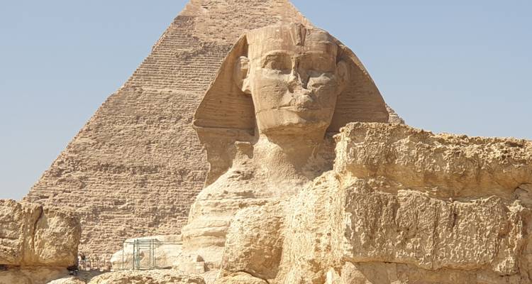 La Esfinge y una pirámide bajo un cielo despejado.