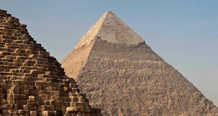 Vista de cerca de dos pirámides bajo un cielo despejado.