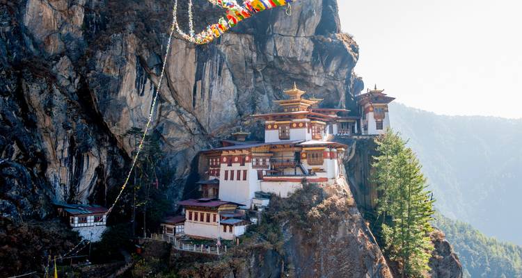 Beroemd klooster op de rotswand versierd met gebedsvlaggen.