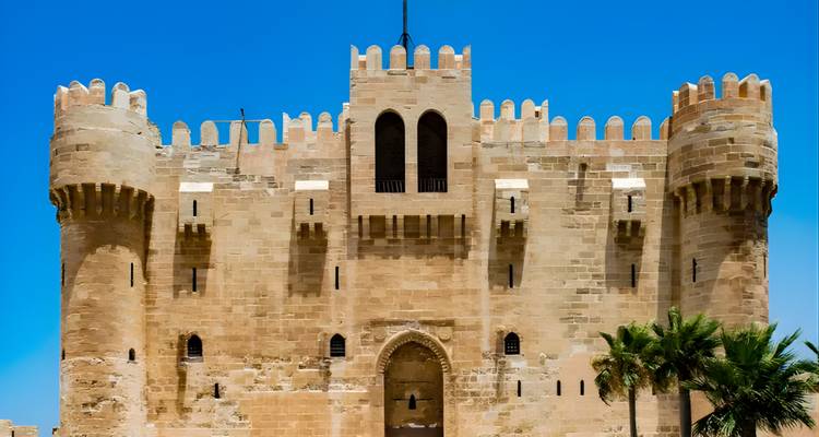 Forteresse médiévale sous un ciel bleu clair.