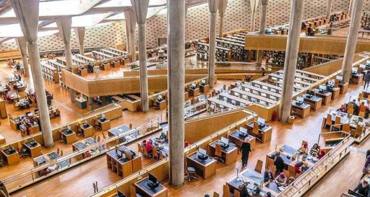 Intérieur de bibliothèque moderne avec de nombreux bureaux de lecture.