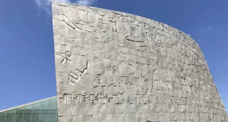 Extérieur de bâtiment contemporain avec symboles gravés.