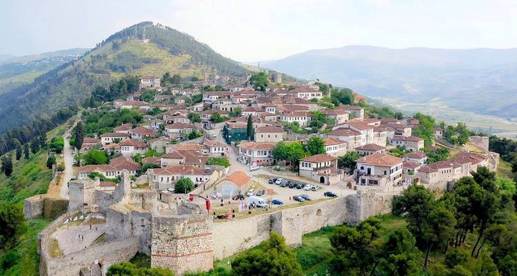 Vista panorámica de un pueblo histórico con colinas circundantes.