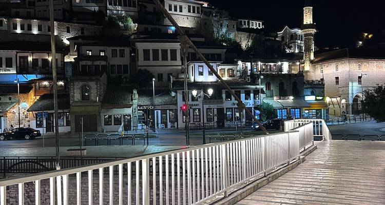 Vista de calle de un pueblo histórico por la noche.