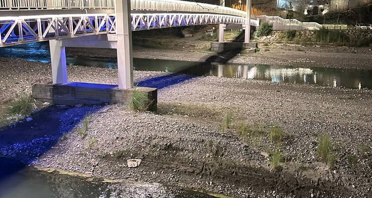 Puente sobre un río en un pueblo histórico.