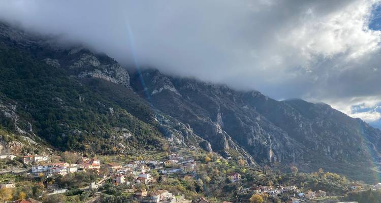 Village de montagne sous des nuages dramatiques.