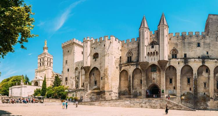 Palais des Papes in Avignon met bezoekers op het plein.