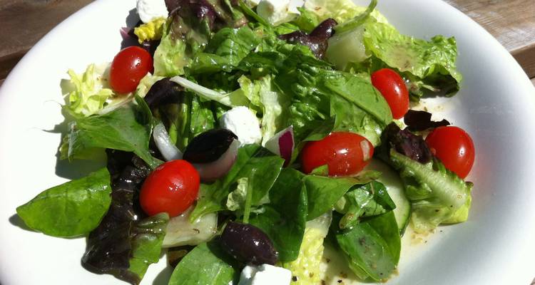 Assiette de salade grecque avec tomates, olives et fromage feta.