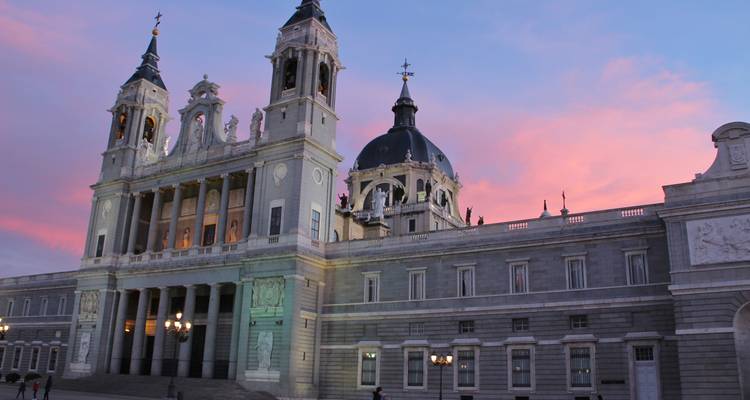 Catedral histórica con un cielo de atardecer impresionante.