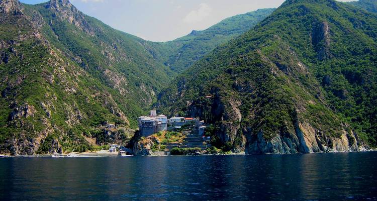 Monastère niché dans des montagnes verdoyantes au bord de la mer.