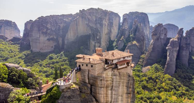 Monasterio encaramado en la cima de una colina rocosa en Metéora.