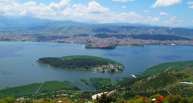 Vista aérea de una ciudad junto a un gran lago.