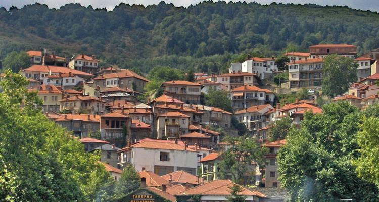 Encantador pueblo en la ladera con techos de tejas rojas.