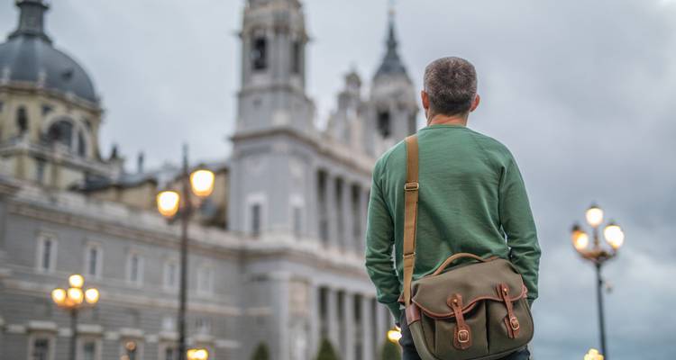 Personne face à la cathédrale de l'Almudena à Madrid.