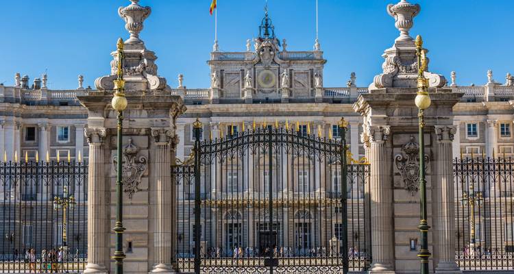 Palais royal de Madrid derrière des grilles de fer.