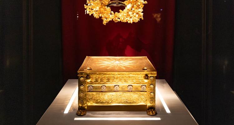 Un artefacto dorado de diseño intrincado exhibido en un museo.