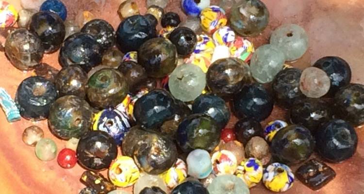 Primer plano de varias cuentas coloridas.