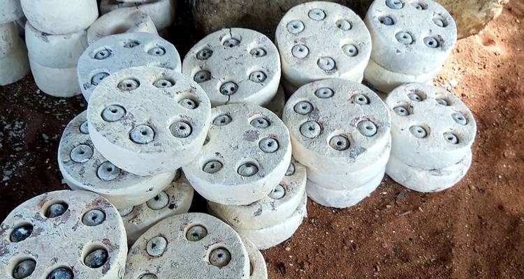 Pilas de moldes circulares en un entorno de taller.