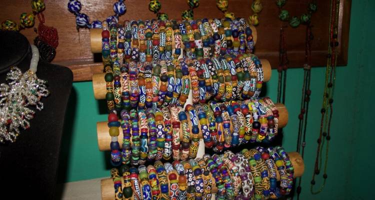 Pulseras decorativas de cuentas exhibidas para la venta.