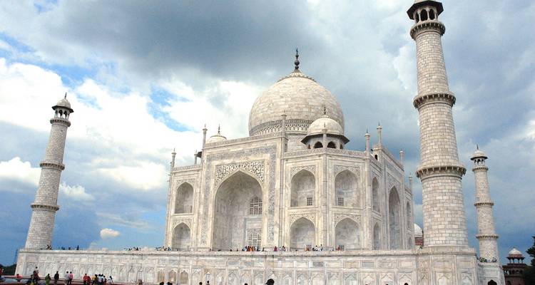 Le Taj Mahal avec des visiteurs au premier plan