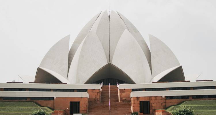 Bâtiment de temple en forme de lotus sous un ciel dégagé