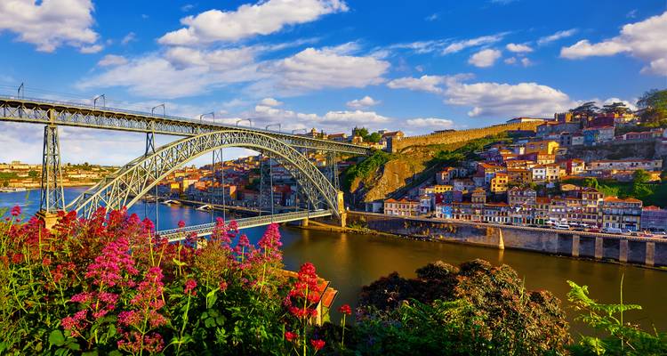 Die ikonische Dom Luís I Brücke über den Douro-Fluss mit dem Stadtbild von Porto.