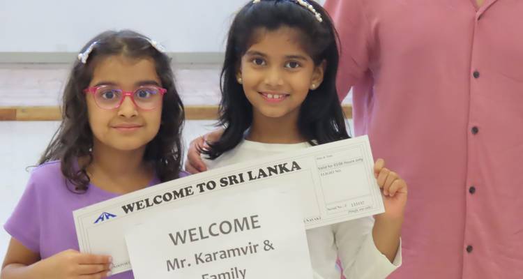 Deux filles tenant une pancarte de bienvenue au Sri Lanka.