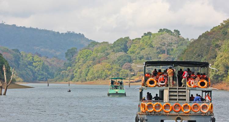Turistas en un barco en un entorno de río boscoso