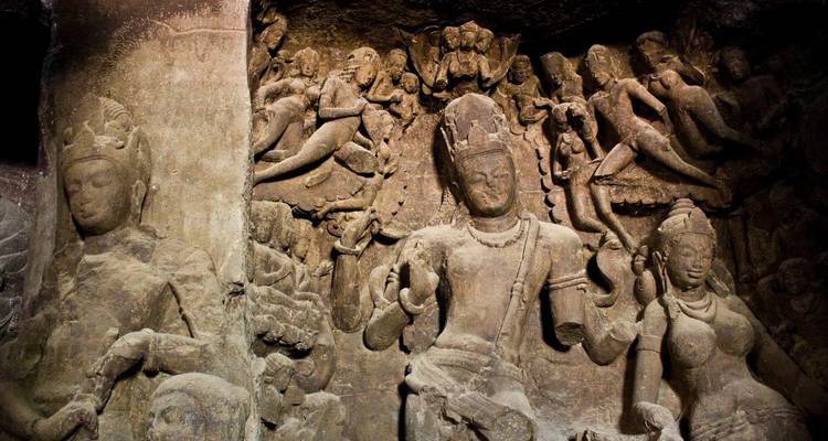 Intrincados tallados en una pared de roca que representan figuras históricas