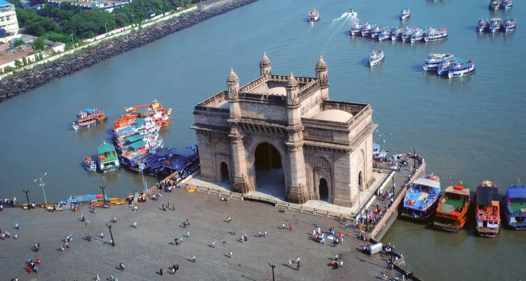 Puerta de la India con barcos rodeando el monumento