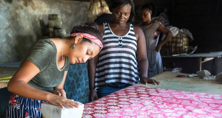 Mensen die deelnemen aan een traditionele stoffendrukactiviteit.